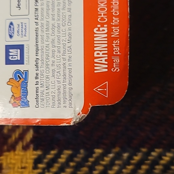 Auto World Muscle Trucks 1984 Chevy Silverado 10 Fleetside - Picture 9 of 11